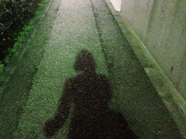 夜道を歩く女性