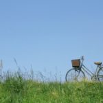 晴れた日の草原にある自転車