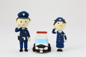 婦人警官と警察官とパトカー