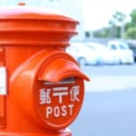 赤い郵便ポストと車