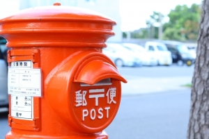 赤い郵便ポストと車