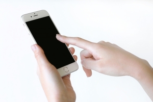 スマホを操作する女性