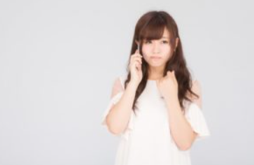 電話をする女性