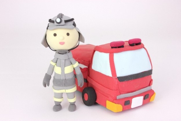 赤い消防車と灰色の服を着た消防隊