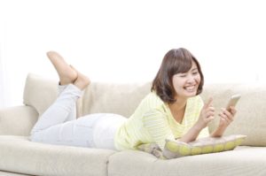 スマホで検索する女性
