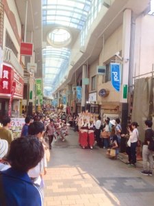 高円寺パル商店街で阿波踊りを見る人々