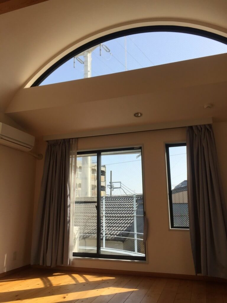 高円寺サンライフ3階LDK2面採光窓と天窓とカーテン