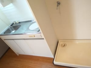 エスポワール梅里 202 賃貸アパート 洗濯機置場とキッチン