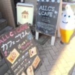 ALL C'S CAFE　カフェ外観と看板