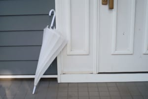 一人暮らしの玄関に置いてある傘