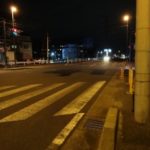 夜道と横断歩道と電柱とランプ