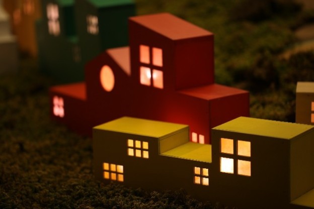 3つの赤い家と3つの黄色の家と明かり