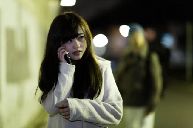帰り道の女性　電話中　危険　危ない　注意