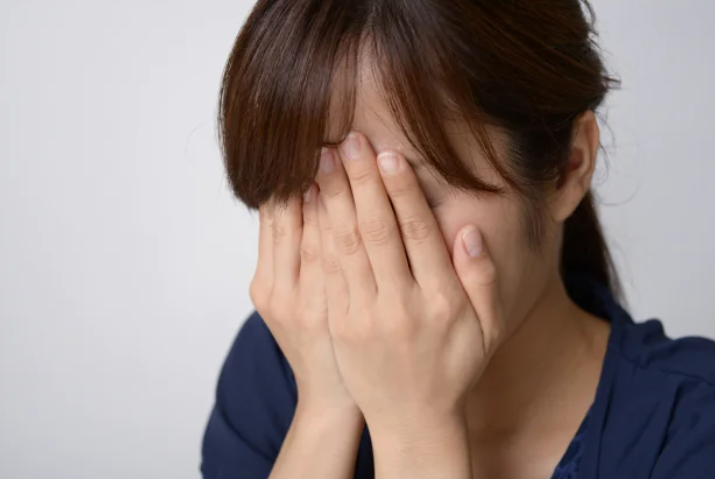 顔を覆う女子絵　怖い　恐怖　怪談