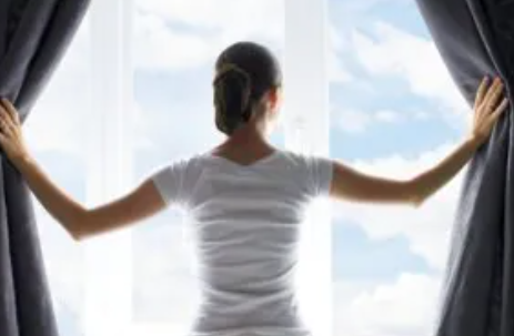 陽当たり　一人暮らし女性　窓の外