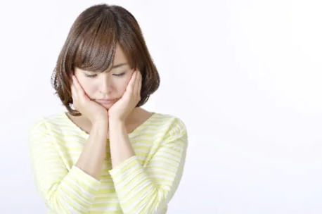 悩む女性　一人暮らし　初めて