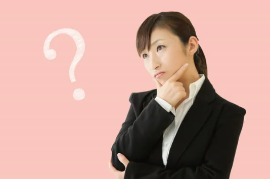 考えている女性　はてな　悩む
