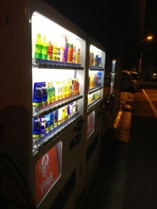 夜の自動販売機