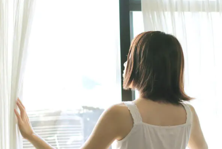 窓を開ける女性　防犯　一人暮らし