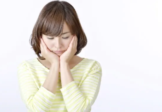悩んでいる女性 防犯 引っ越し