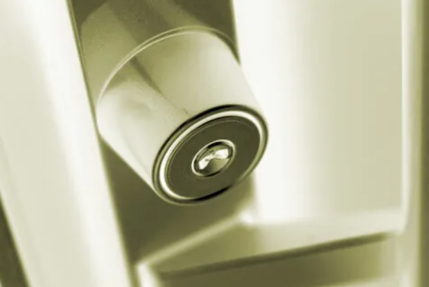 玄関　施錠　防犯対策