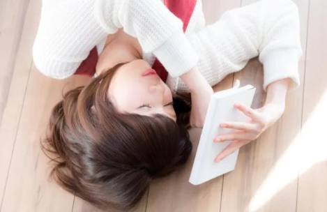 考える女性　物件探し　防犯　女性の一人暮らし